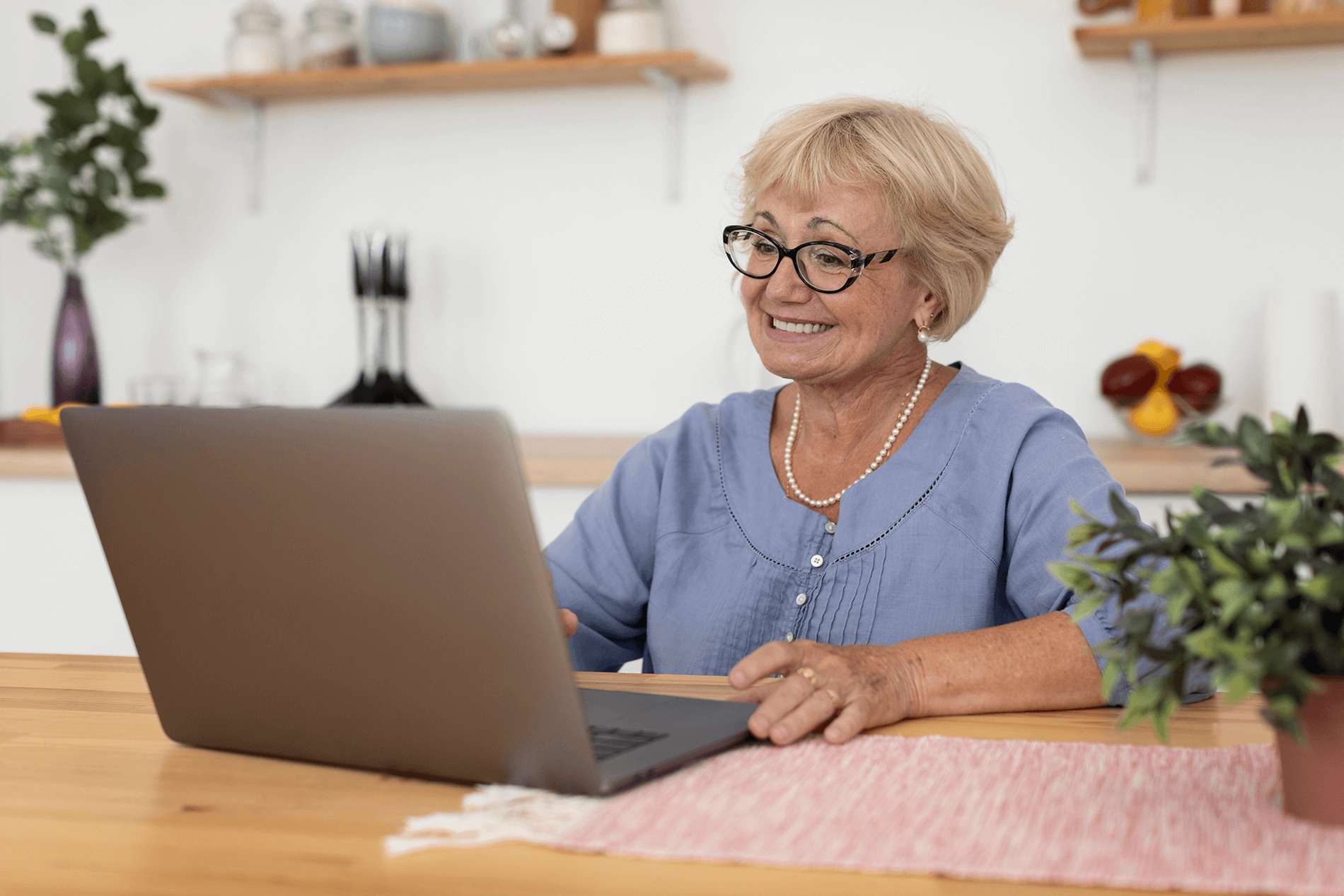 Dame qui fait de l'informatique